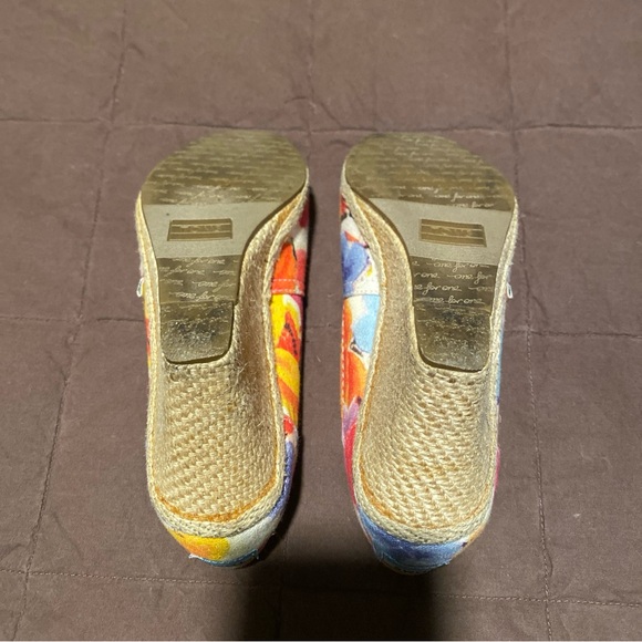 TOMS Womens Size 6.5 Red Floral Watercolor Peep Toe Slip-on Wedge Heels - Picture 5 of 5